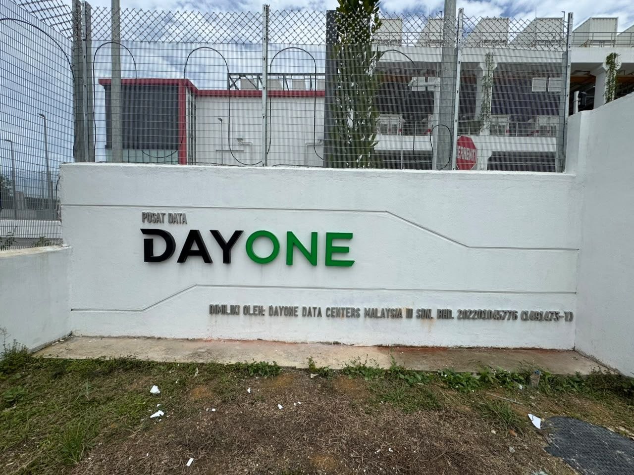 Pusat Data DayOne entrance perimeter wall signboard Iskandar Puteri Johor