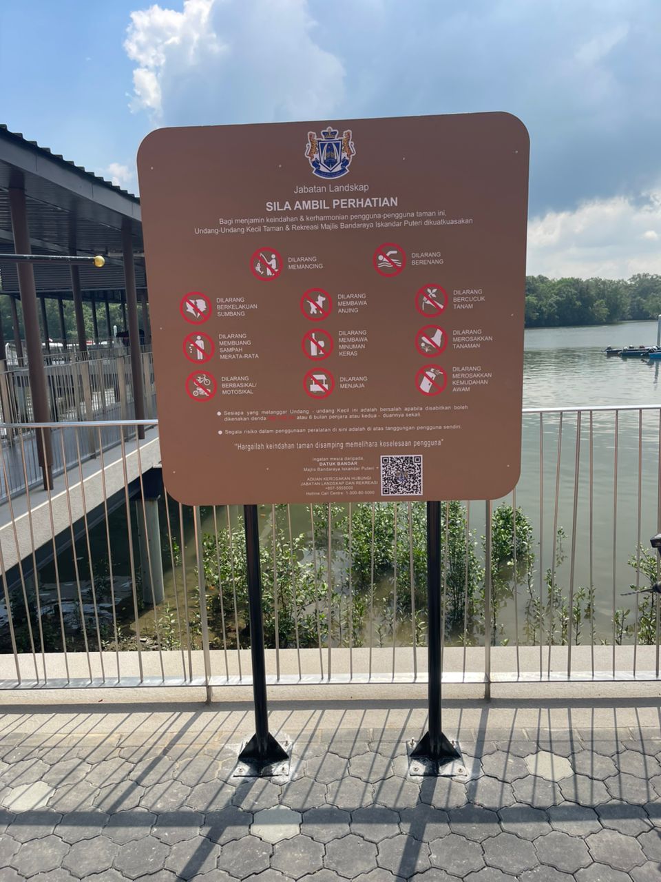 Jabatan Landskap Sila Ambil Perhatian notice board waterfront Kampung Sungai Melayu Gelang Patah JB