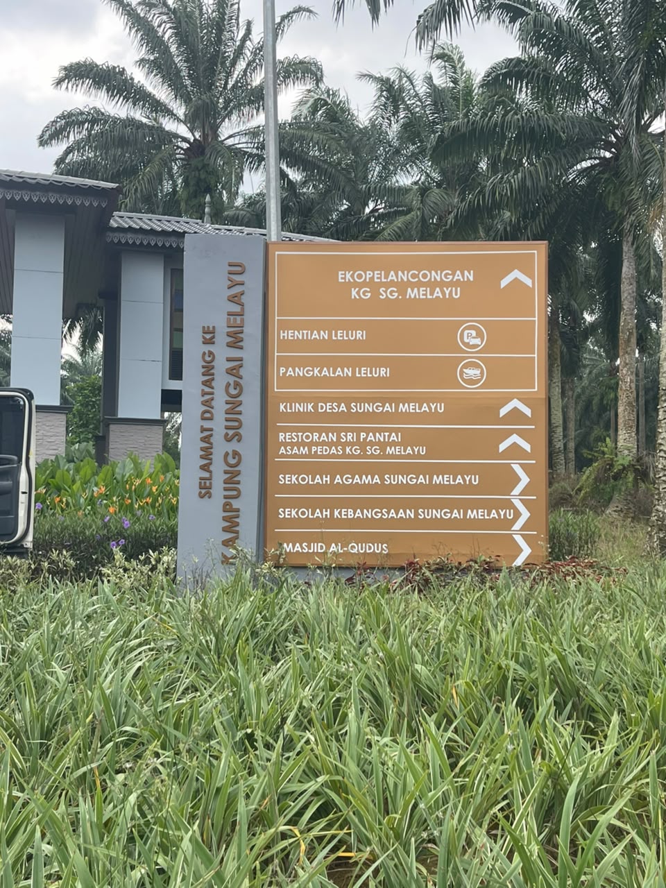 Kampung Sungai Melayu directional totem pylon wayfinding signage Gelang Patah JB