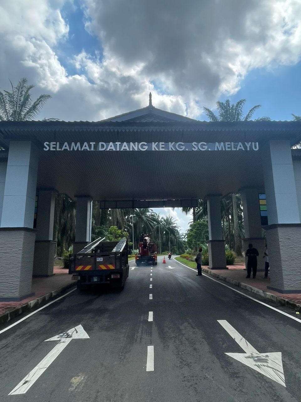 Leluri Mart shop fascia signboard Kedai Serbaneka Kampung Sungai Melayu Gelang Patah JB
