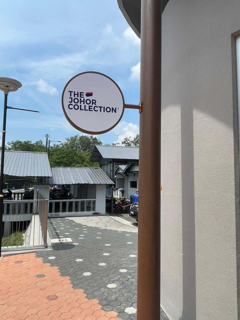The Johor Collection round projecting blade sign bracket Kampung Sungai Melayu Gelang Patah JB