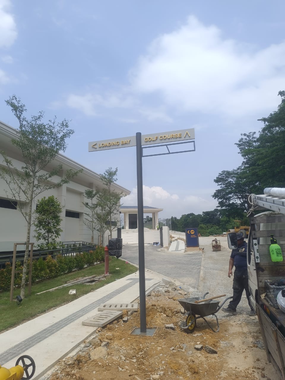 JGCC Loading Bay and Golf Course road sign installation by the A&T team